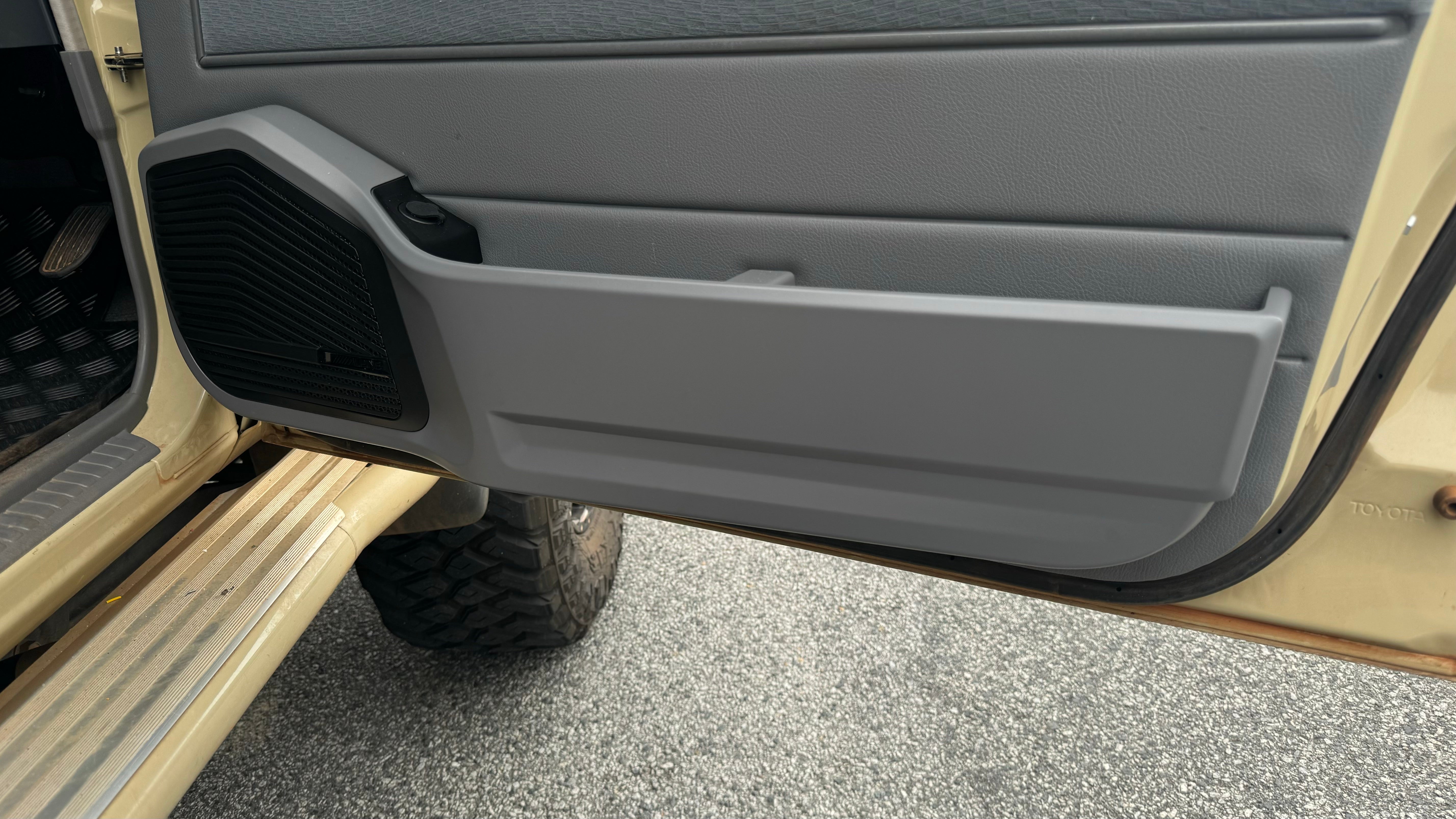 Alpine Toyota LandCruiser 76 & 79 Series R2-Series Premium Design Sound