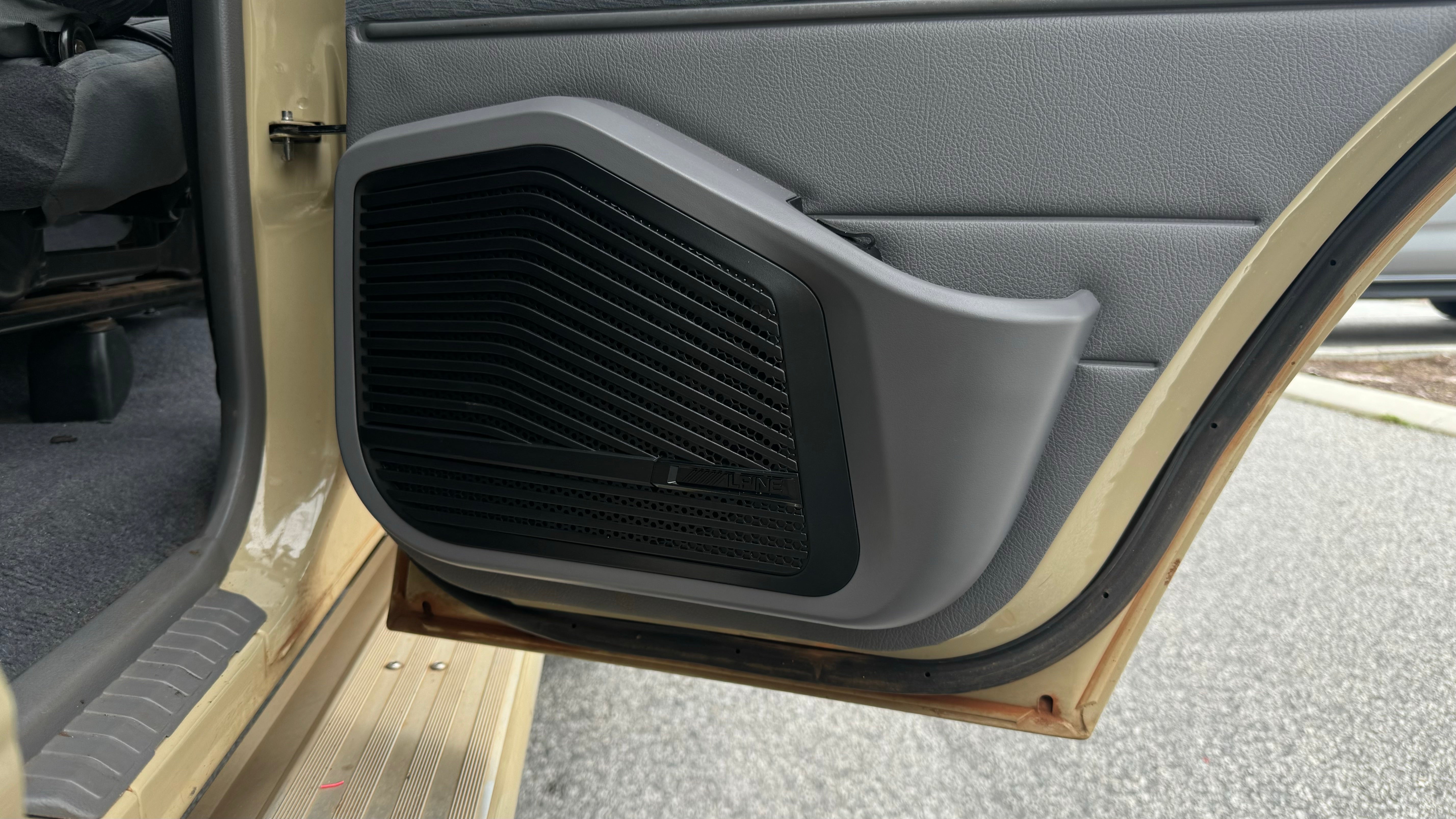 Alpine Toyota LandCruiser 76 & 79 Series R2-Series Premium Design Sound